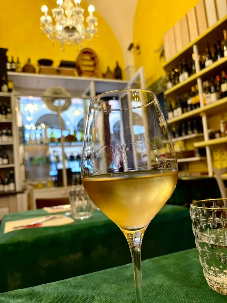 Un calice di vino bianco servito al tavolo