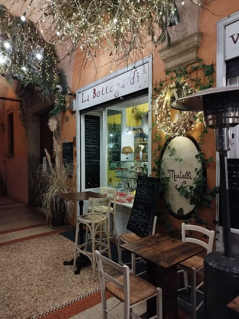 Dettaglio dell'ingresso con l'edera e le luci