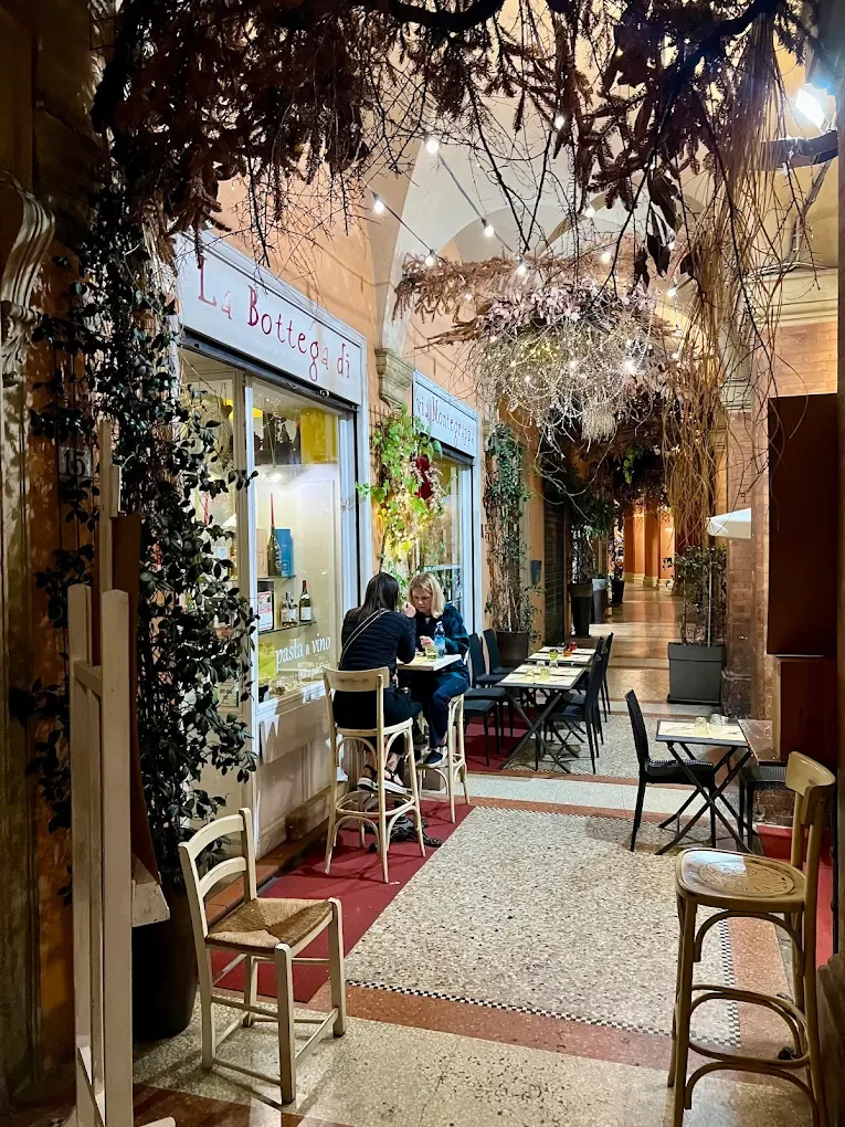 L'insegna dipinta a mano della bottega