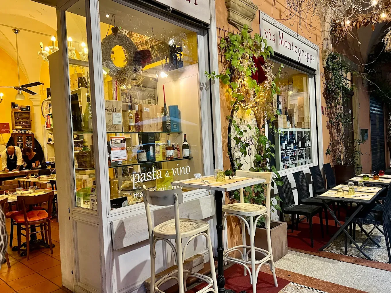 L'ingresso sotto il portico con i tavolini