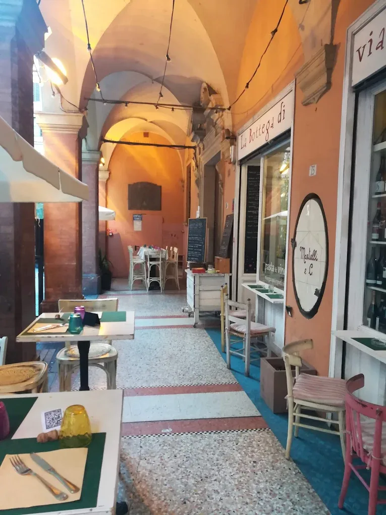 L'ingresso della bottega la sera