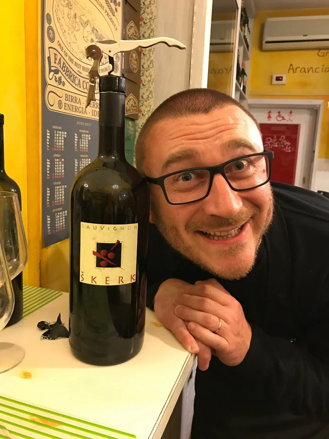 Massimo Crudelli sorride accanto a una doppia magnum di Sauvignon