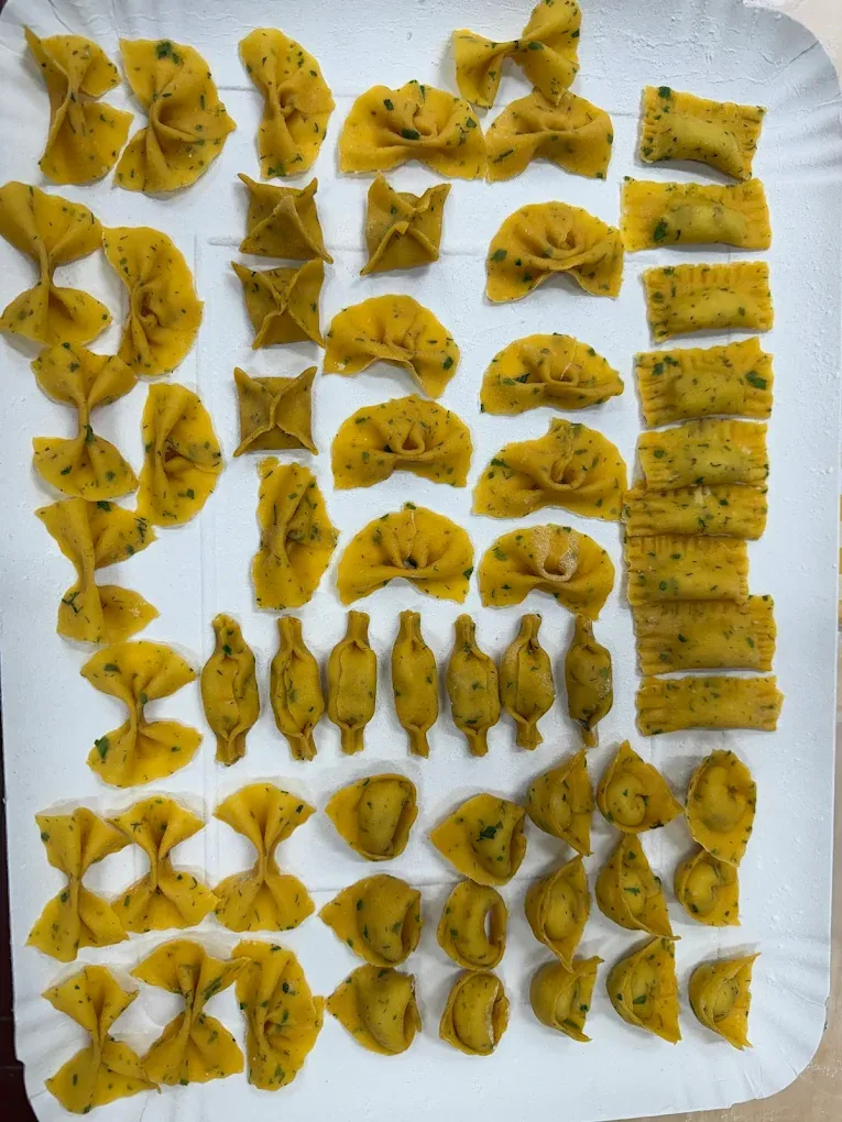 Pasta fresca fatta a mano del laboratorio: farfalle, caramelle e tortelloni