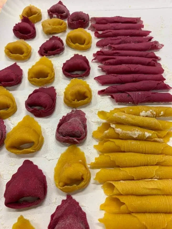 Pasta fresca stesa nel laboratorio