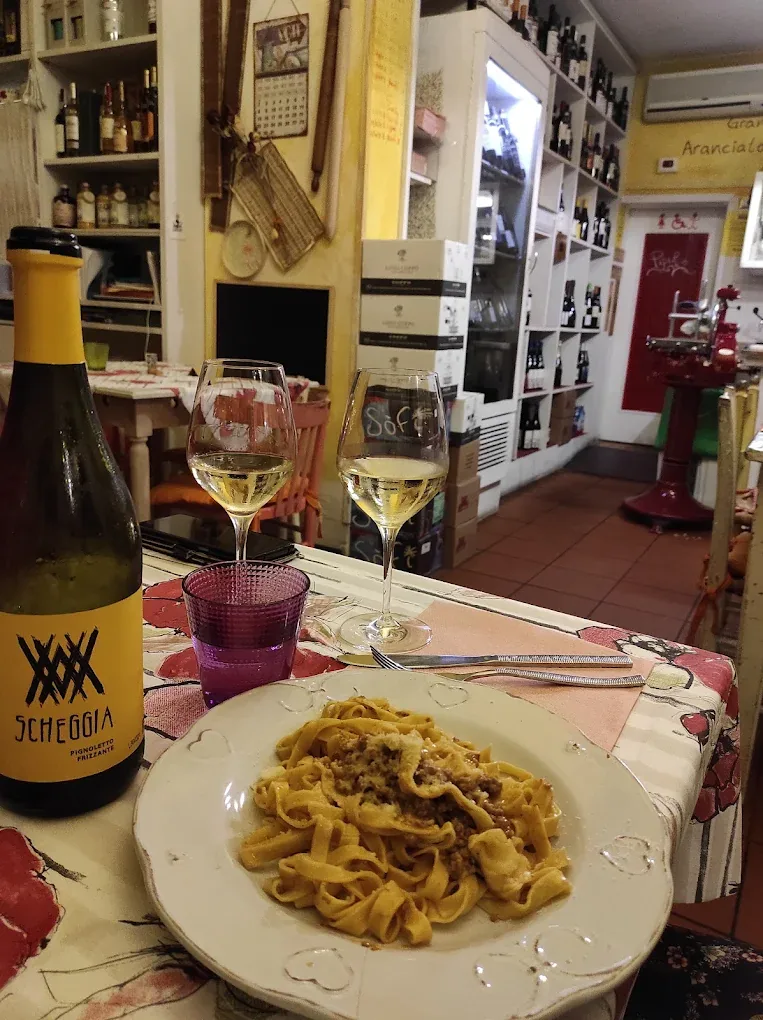 Tavoli apparecchiati per la cena nella sala interna