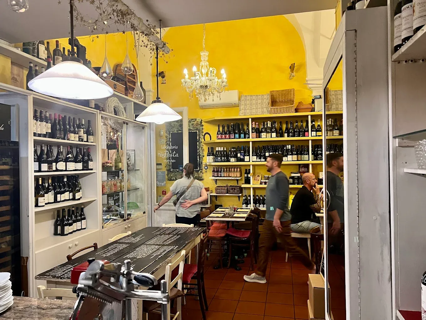 Lampadari di cristallo e scaffali di vini nella sala