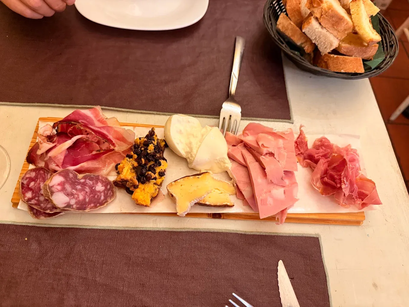 Tagliere di salumi e formaggi con pane