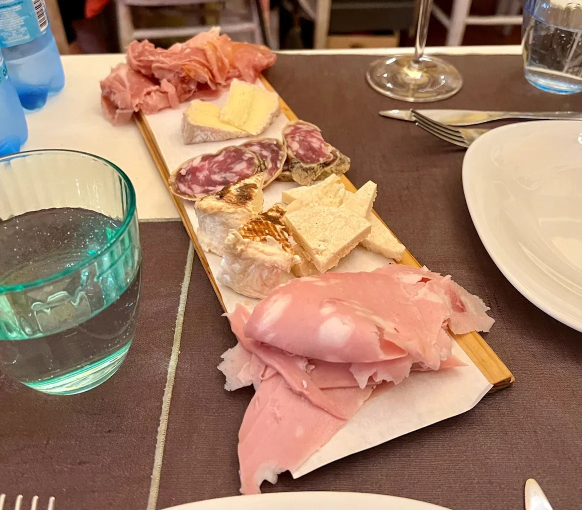 Tagliere misto servito al tavolo