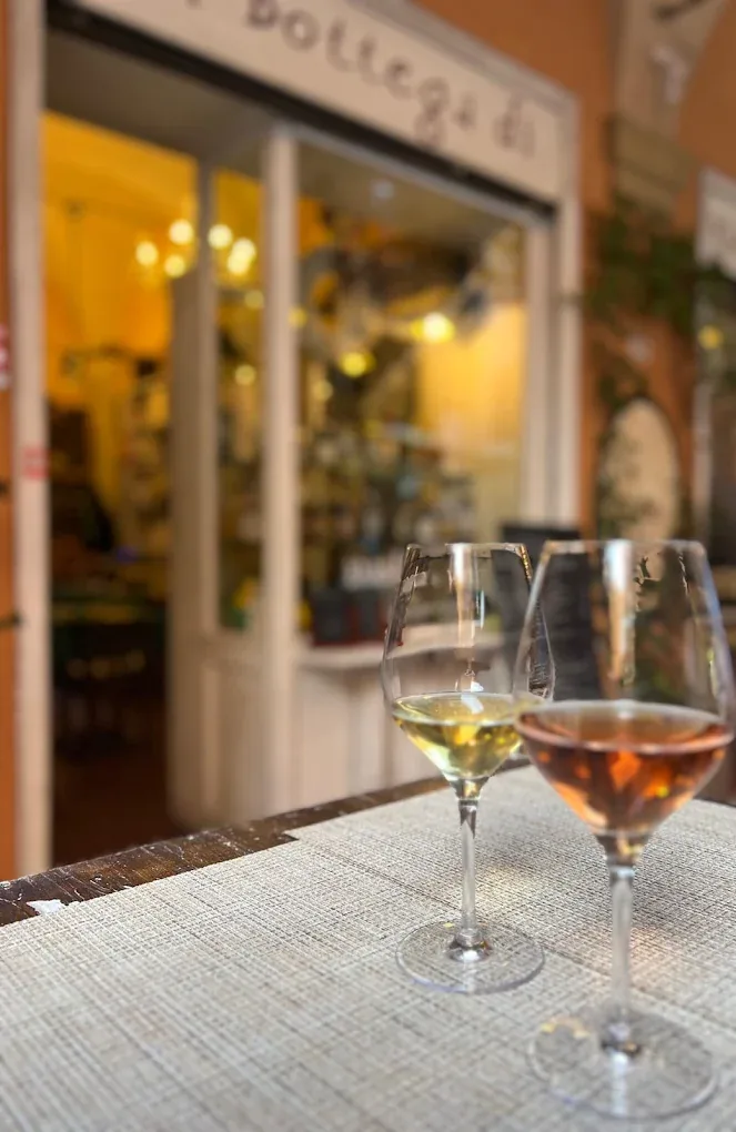 Vino servito ai tavolini sotto il portico